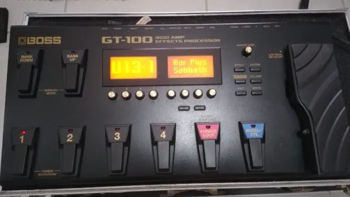 BOSS GT100 - Pedaleira de efeitos para Guitarra (Excelente condição) - com case