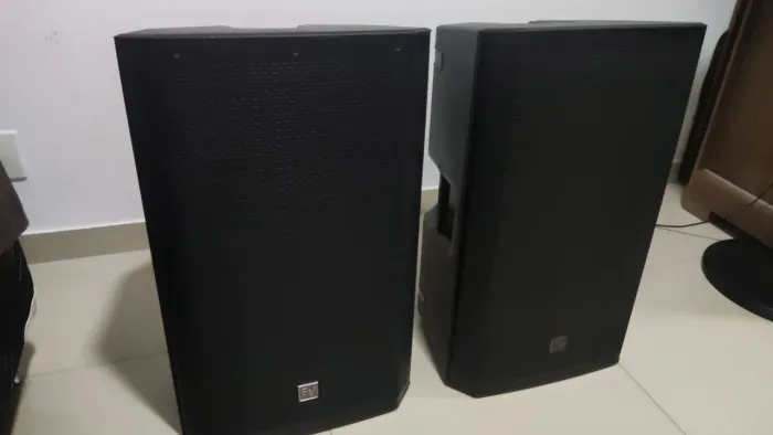 Par de Caixas Acústicas EV (usadas)