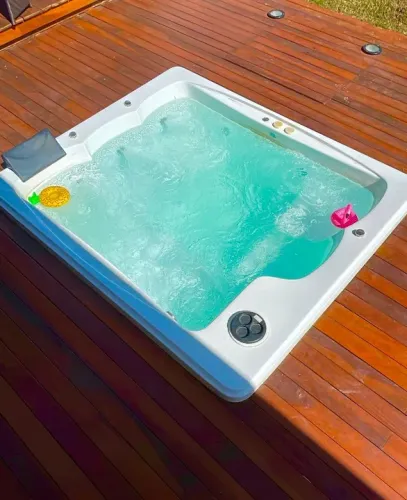 Ana: Spa de 5 lugares com uma espreguiçadeira 