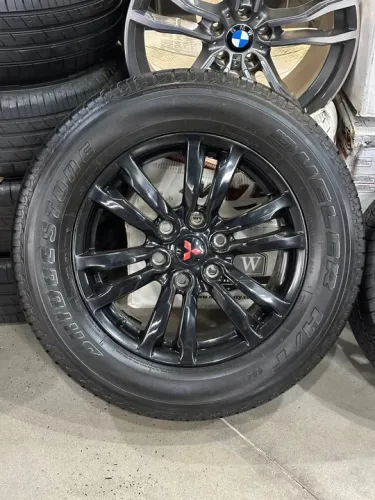 1 Roda Mitsubishi Pajero Full aro 18 Original + 1 Pneu Bridgestone 265/60/18  R$2.350,00