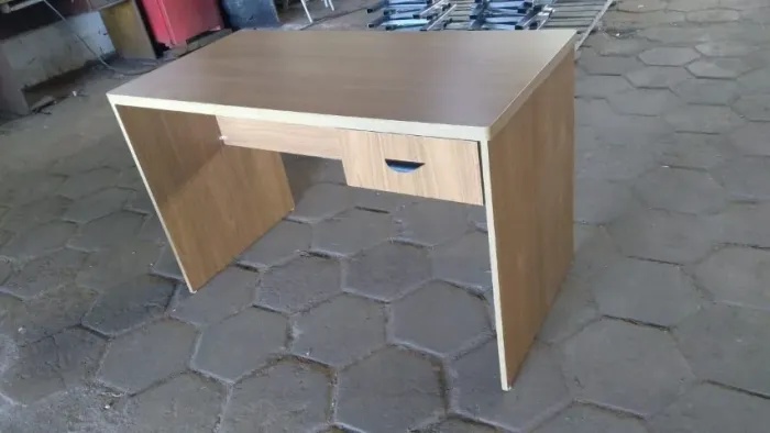 Mesa escritório, com gaveta, nova, 1,20m x 60cm x 75cm alt, aceitamos cart crédito, com en