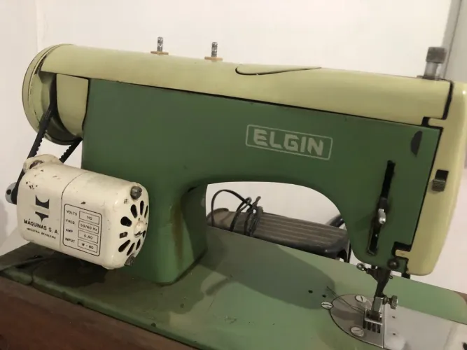 Máquina de costura Elgin