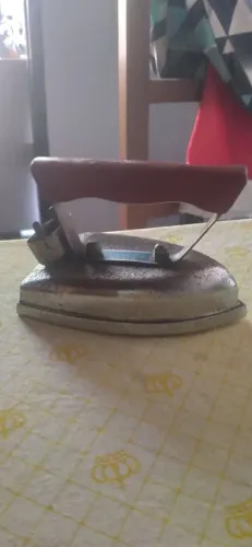 Mini Ferro de Passar Roupa Antigo