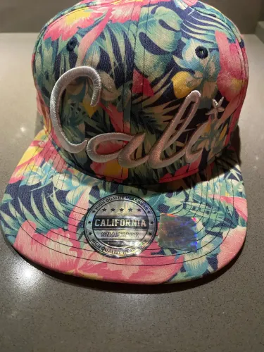 Boné Snapback da Califórnia Estampa Floral Tropical com Bordado em Branco a palavra Cali 