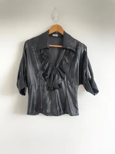 Blusa preta P / M detalhes femininos da Elaé