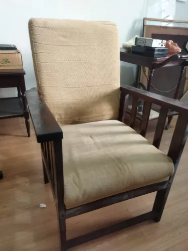 Antiga poltrona de balanço reclinável 