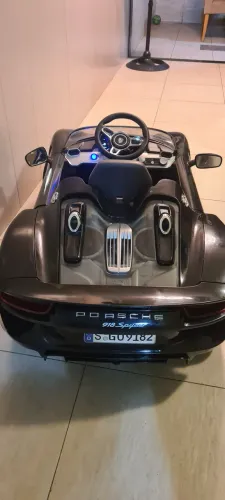 Carro elétrico PORSCHE 918 Spyder . Funciona tanto no controle como no pedal . Radio Fm