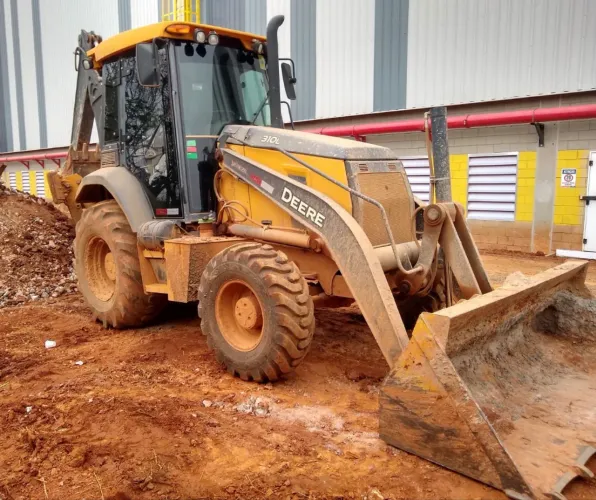 Retorescavadeira John Deere 310L ano 2022, 4x4, com 4.300 horas e ar condicionado, em SP