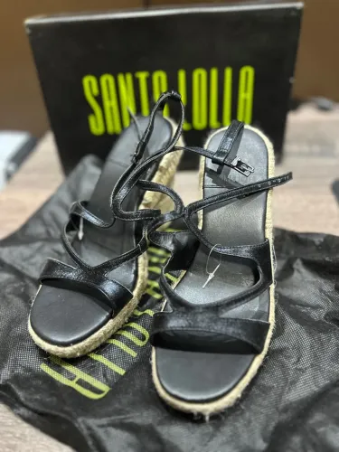 Sandália Santa Lolla preta com salto anabela