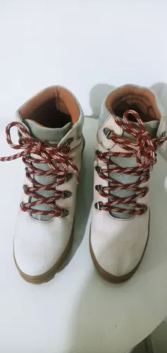 Bota ( coturno) marca: Stilleto. Tam.37. ( couro/ camurça) Usada.