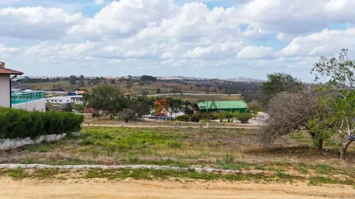 Lote em condomínio com quadra de tênis e área de lazer completa em Gravatá á venda