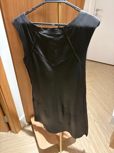 Vestido de couro preto elegante