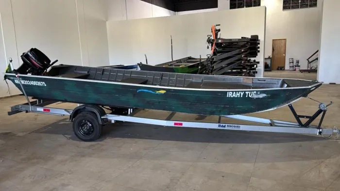 Barco reforçado Pety Brasil + motor 30hp Mercury