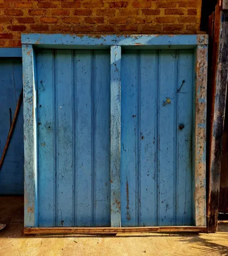 Vendo portas e janelas centenárias.