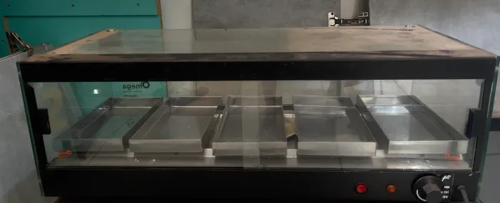 Estufa Vitrine aquecida Ômega 220V com 5 bandejas - funcionando perfeitamente