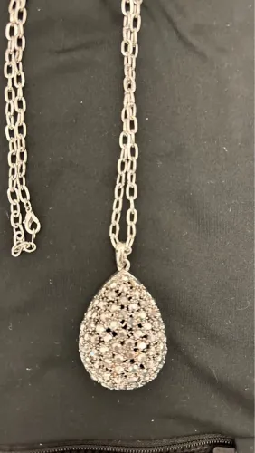 Colar Pingente meia Gota brilho incrível