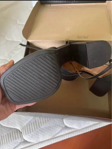 Sandália salto grosso, plataforma frente.