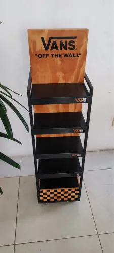 Expositor giratório com rodinhas da Vans 