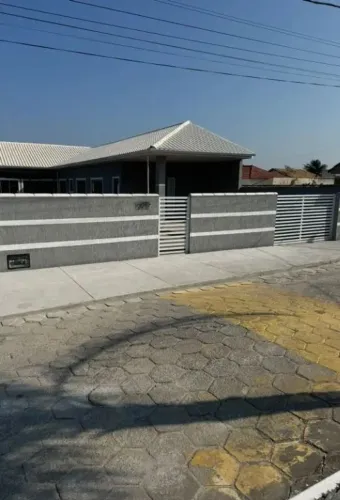 Casa à venda com piscina, localizada em condomínio com segurança 24hrs.