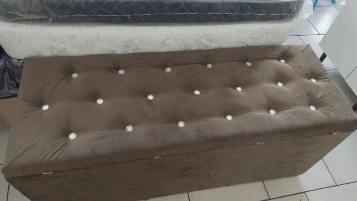 Baú estofado com detalhes em strass
