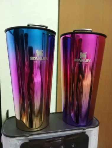 Copos Stanley com Acabamento Holográfico/Iridescente (Aurora ou Similar)