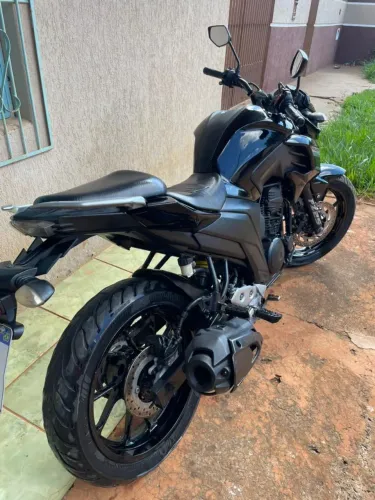MOTO FZ25