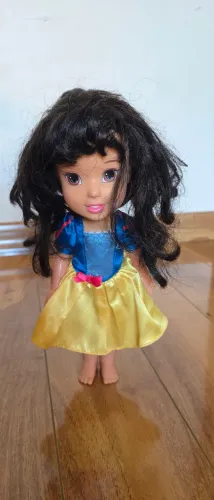 Boneca menina branca de neve com roupa e cabelo macio