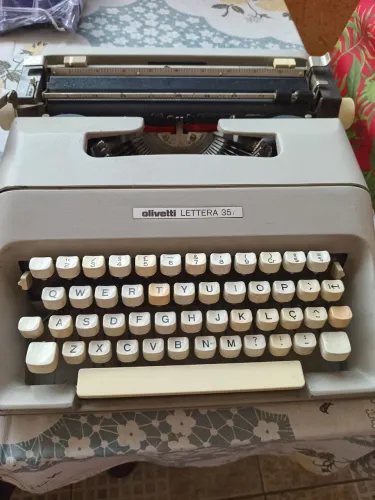 Máquina de escrever portátil Oliveti Lettera 35 original