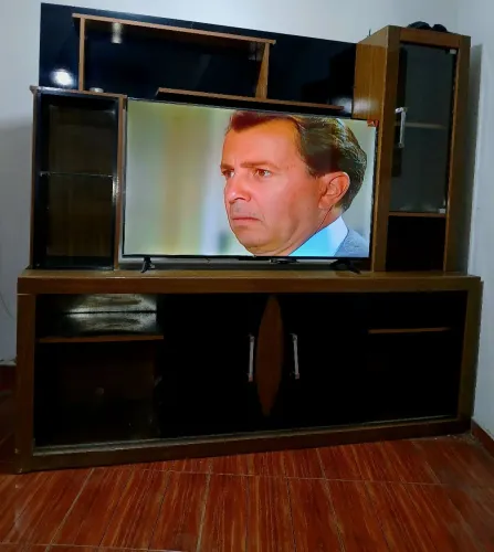 VENDO ESTANTE DE COR IMBUIA  E PRETO