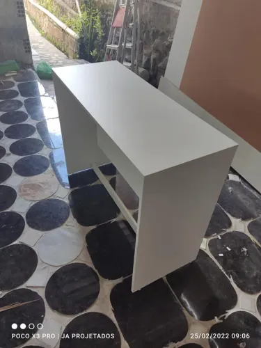 Mesa para manicure com uma gaveta