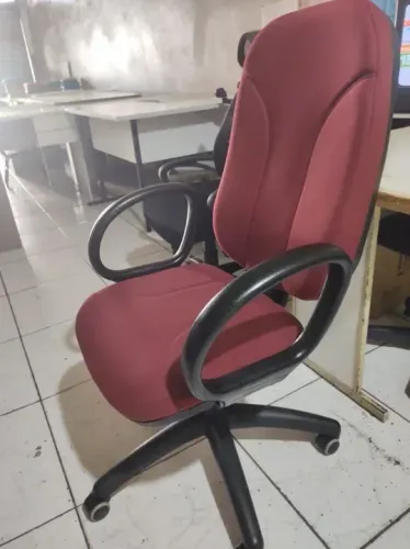 . cadeira presidente vermelha nova com braços e rodinhas - frete gratis