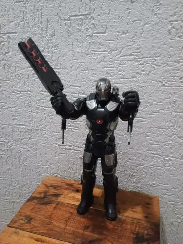 Boneco Máquina de Combate 30 cm Marvel eletronico
