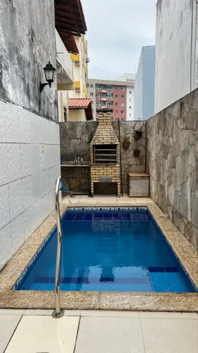 Casa em condomínio em Itapuã