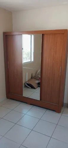 Guarda-roupa de casal com espelho