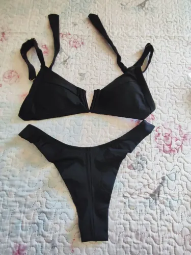 Vendo biquíni preto com detalhes