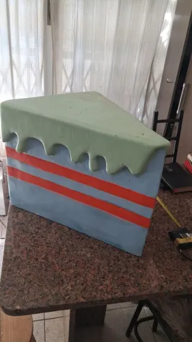 Escultura de torta para sentar 