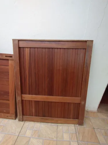 Vendo cama de madeira maciça 