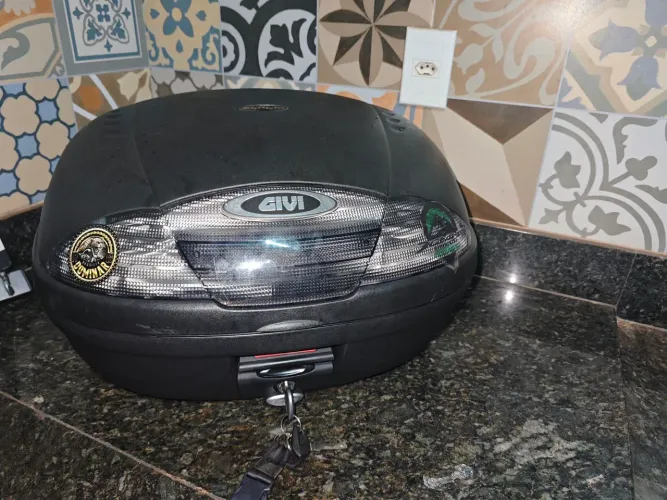 BAÚ GIVI - 45 LITROS - COM BASE E DUAS CHAVES