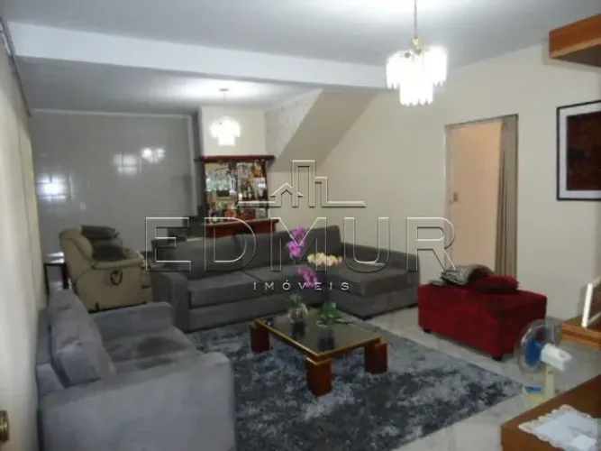 CASA para VENDA com 251m² no bairro Vila Clarice com 3 quartos e 3 vagas. Santo André, SP