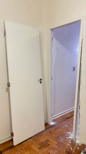 Porta com batente com fechadura completa