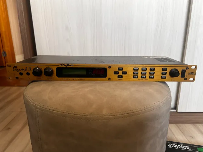 Rack de efeitos Digitech Legend 2 + controlador midi