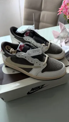 Jordan 1 Travis Scott