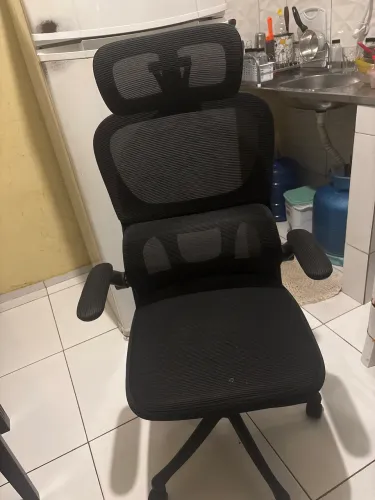Cadeira ergonômica leve avaria no braço