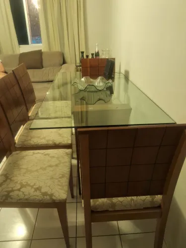Mesa com seis cadeiras 