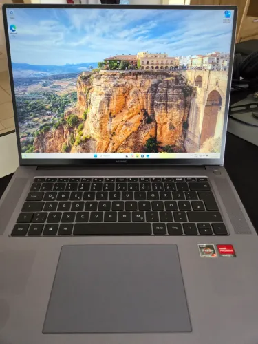 Huawei MateBook 16" 2.5K (Ryzen 5 5600H, 16GB RAM) - Excelente Estado e Higienizado!