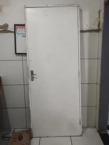 Porta de madeira muito boa