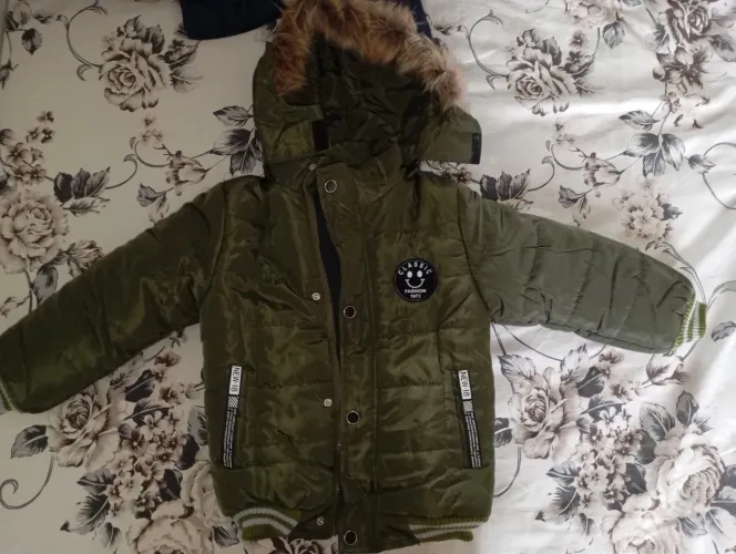 Jaqueta puffer de frio infantil com capuz 