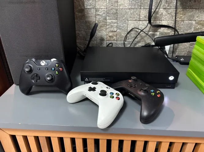 Xbox One X 1TB em Perfeito Estado