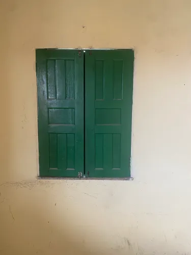 Vendo duas janelas de madeira