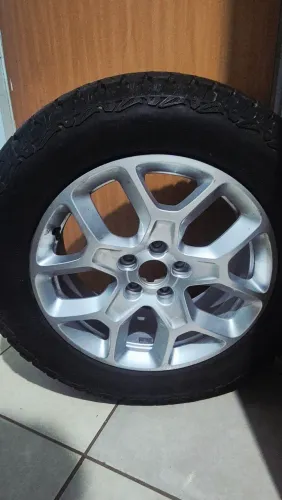 Pneu aro 17 da Jeep